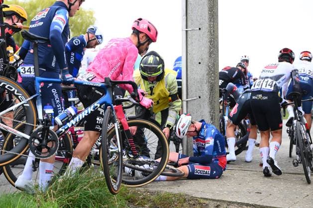E3 Saxo Classic 2025 Cycling Race Harelbeke, Belgium - March 28 : Crash of Van Gestel Dries (BEL) of Soudal Quick-Step during the Men Elite UCI World Tour 68th E3 Saxo Classic cycling race of 208 kms with start in Harelbeke and finish in Harelbeke on March 28, 2025 in Harelbeke, Belgium, 28 03 2025 ( Motordriver Kenny Verfaillie - Harelbeke Belgium  Copyright: xVincentxKalutx