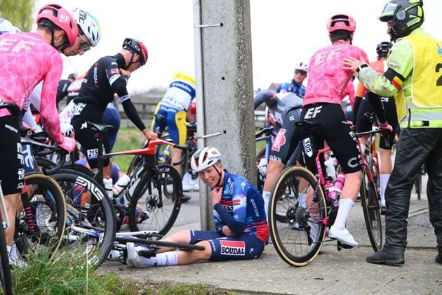 E3 Saxo Classic 2025 Cycling Race Harelbeke, Belgium - March 28 : Crash of Warlop Jordi (BEL) of Soudal Quick-Step during the Men Elite UCI World Tour 68th E3 Saxo Classic cycling race of 208 kms with start in Harelbeke and finish in Harelbeke on March 28, 2025 in Harelbeke, Belgium, 28 03 2025 ( Motordriver Kenny Verfaillie - Harelbeke Belgium  Copyright: xVincentxKalutx
