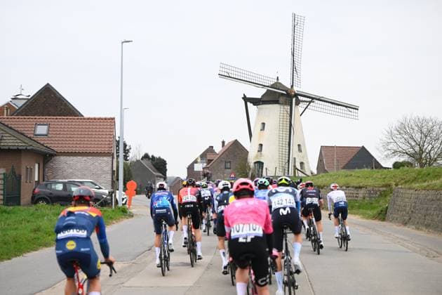 Sport Bilder des Tages E3 Saxo Classic 2025 Cycling Race Harelbeke, Belgium - March 28 : Illustration picture of the peloton during the Men Elite UCI World Tour 68th E3 Saxo Classic cycling race of 208 kms with start in Harelbeke and finish in Harelbeke on March 28, 2025 in Harelbeke, Belgium, 28 03 2025 ( Motordriver Kenny Verfaillie - Harelbeke Belgium  Copyright: xVincentxKalutx