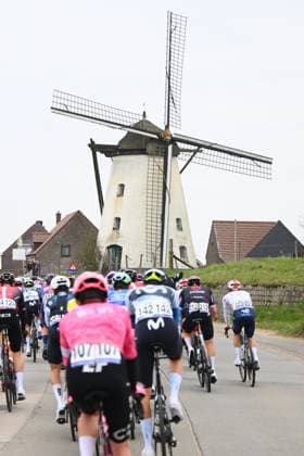 E3 Saxo Classic 2025 Cycling Race Harelbeke, Belgium - March 28 : Illustration picture of the peloton during the Men Elite UCI World Tour 68th E3 Saxo Classic cycling race of 208 kms with start in Harelbeke and finish in Harelbeke on March 28, 2025 in Harelbeke, Belgium, 28 03 2025 ( Motordriver Kenny Verfaillie - Harelbeke Belgium  Copyright: xVincentxKalutx