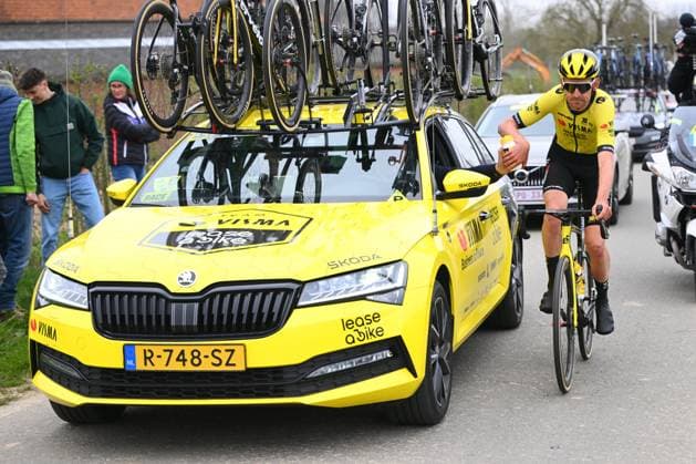 E3 Saxo Classic 2025 Cycling Race Harelbeke, Belgium - March 28 : Benoot Tiesj (BEL) of Team Visma Lease A Bike refuelling with the team car during the Men Elite UCI World Tour 68th E3 Saxo Classic cycling race of 208 kms with start in Harelbeke and finish in Harelbeke on March 28, 2025 in Harelbeke, Belgium, 28 03 2025 ( Motordriver Kenny Verfaillie - Harelbeke Belgium  Copyright: xVincentxKalutx