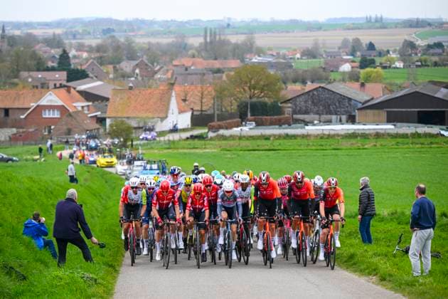E3 Saxo Classic 2025 Cycling Race Harelbeke, Belgium - March 28 : Illustration picture of the peloton during the Men Elite UCI World Tour 68th E3 Saxo Classic cycling race of 208 kms with start in Harelbeke and finish in Harelbeke on March 28, 2025 in Harelbeke, Belgium, 28 03 2025 ( Motordriver Kenny Verfaillie - Harelbeke Belgium  Copyright: xVincentxKalutx