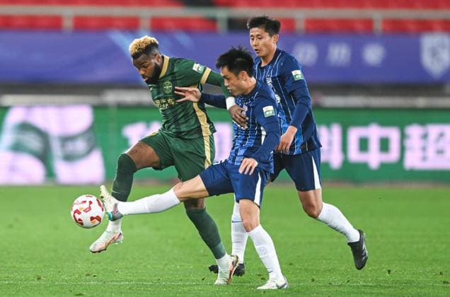 (250328) -- WUHAN, March 28, 2025 -- Aaron Boupendza (1st L) of Zhejiang Greentown FC competes during the 3rd round match between Wuhan Three Towns FC and Zhejiang Greentown FC at the 2025 season Chinese Football Super League (CSL) in Wuhan, central China s Hubei Province, March 28, 2025. ) (SP)CHINA-WUHAN-FOOTBALL-CSL-WUHAN VS ZHEJIANG (CN) DuxZixuan 