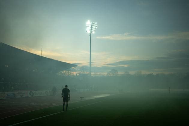 Der Schiedsrichter prieft den Platz nach Pyro der Zuschauer und Fans von von Ulm, GER, SSV Ulm 1846 Fussball vs. Darmstadt 98, Fussball, 2. Bundesliga, 27. Spieltag, Spielzeit 2024 2025, 28.03.2025, DFL DFB REGULATIONS PROHIBIT ANY USE OF PHOTOGRAPHS AS IMAGE SEQUENCES AND OR QUASI-VIDEO, Eibner-Pressefoto Sascha Walther GER, SSV Ulm 1846 Fussball vs. Darmstadt 98, Fussball, 2. Bundesliga, 27. Spieltag, Spielzeit 2024 2025, 28.03.2025 Ulm