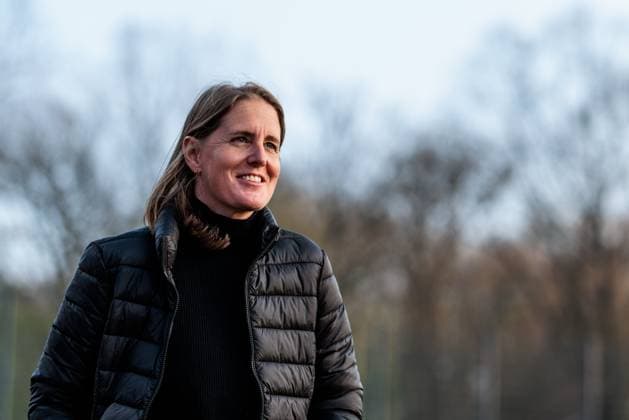 Google Pixel Frauen-Bundesliga, 1. FC Köln - FC Carl Zeiss Jena; 28.03.2025 Britta Carlson (Trainerin 1. FC Köln) lächelt, lächelnd Google Pixel Frauen-Bundesliga, 1. FC Köln - FC Carl Zeiss Jena, Köln, Franz-Kremer-Stadion am 28.03.2025 DFB REGULATIONS PROHIBIT ANY USE OF PHOTOGRAPHS AS IMAGE SEQUENCES AND OR QUASI-VIDEO. Copyright: xBEAUTIFULxSPORTS Wunderlx