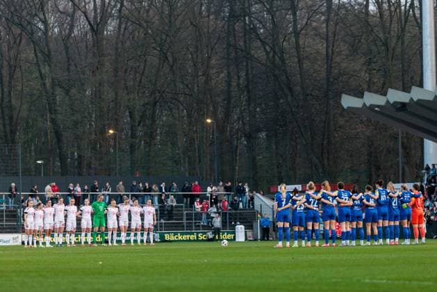 Google Pixel Frauen-Bundesliga, 1. FC Köln - FC Carl Zeiss Jena; 28.03.2025 Gedenkminute zu Ehren von Doris Fitschen Google Pixel Frauen-Bundesliga, 1. FC Köln - FC Carl Zeiss Jena, Köln, Franz-Kremer-Stadion am 28.03.2025 DFB REGULATIONS PROHIBIT ANY USE OF PHOTOGRAPHS AS IMAGE SEQUENCES AND OR QUASI-VIDEO. Copyright: xBEAUTIFULxSPORTS Wunderlx