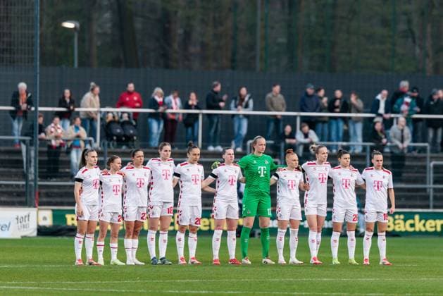 Google Pixel Frauen-Bundesliga, 1. FC Köln - FC Carl Zeiss Jena; 28.03.2025 Gedenkminute zu Ehren von Doris Fitschen Google Pixel Frauen-Bundesliga, 1. FC Köln - FC Carl Zeiss Jena, Köln, Franz-Kremer-Stadion am 28.03.2025 DFB REGULATIONS PROHIBIT ANY USE OF PHOTOGRAPHS AS IMAGE SEQUENCES AND OR QUASI-VIDEO. Copyright: xBEAUTIFULxSPORTS Wunderlx