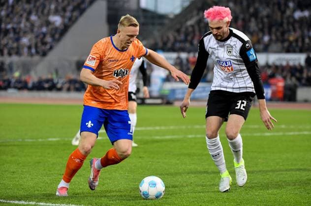 28.03.2025, xemx, Fussball 2.Bundesliga, SSV Ulm 1846 - SV Darmstadt 98 v.l. Isac Lidberg (SV Darmstadt 98), Philipp Strompf (SSV Ulm 1846) Zweikampf, Aktion, action, battle for the ball (DFL DFB REGULATIONS PROHIBIT ANY USE OF PHOTOGRAPHS as IMAGE SEQUENCES and or QUASI-VIDEO) Ulm