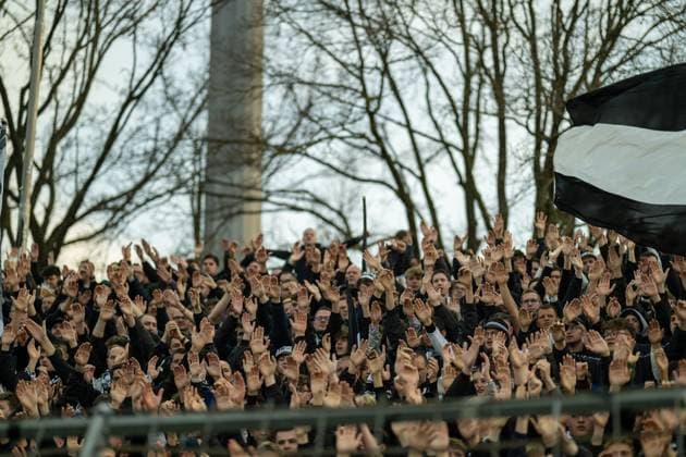 Zuschauer und Fans von Ulm, GER, SSV Ulm 1846 Fussball vs. Darmstadt 98, Fussball, 2. Bundesliga, 27. Spieltag, Spielzeit 2024 2025, 28.03.2025, DFL DFB REGULATIONS PROHIBIT ANY USE OF PHOTOGRAPHS AS IMAGE SEQUENCES AND OR QUASI-VIDEO, Eibner-Pressefoto Sascha Walther GER, SSV Ulm 1846 Fussball vs. Darmstadt 98, Fussball, 2. Bundesliga, 27. Spieltag, Spielzeit 2024 2025, 28.03.2025 Ulm