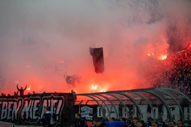 Pyro der Zuschauer und Fans von Ulm, GER, SSV Ulm 1846 Fussball vs. Darmstadt 98, Fussball, 2. Bundesliga, 27. Spieltag, Spielzeit 2024 2025, 28.03.2025, DFL DFB REGULATIONS PROHIBIT ANY USE OF PHOTOGRAPHS AS IMAGE SEQUENCES AND OR QUASI-VIDEO, Eibner-Pressefoto Sascha Walther GER, SSV Ulm 1846 Fussball vs. Darmstadt 98, Fussball, 2. Bundesliga, 27. Spieltag, Spielzeit 2024 2025, 28.03.2025 Ulm