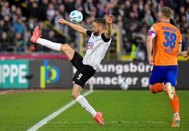 28.03.2025, xemx, Fussball 2.Bundesliga, SSV Ulm 1846 - SV Darmstadt 98 v.l. Lucas Roeser (SSV Ulm 1846), Clemens Riedel (SV Darmstadt 98) (DFL DFB REGULATIONS PROHIBIT ANY USE OF PHOTOGRAPHS as IMAGE SEQUENCES and or QUASI-VIDEO) Ulm