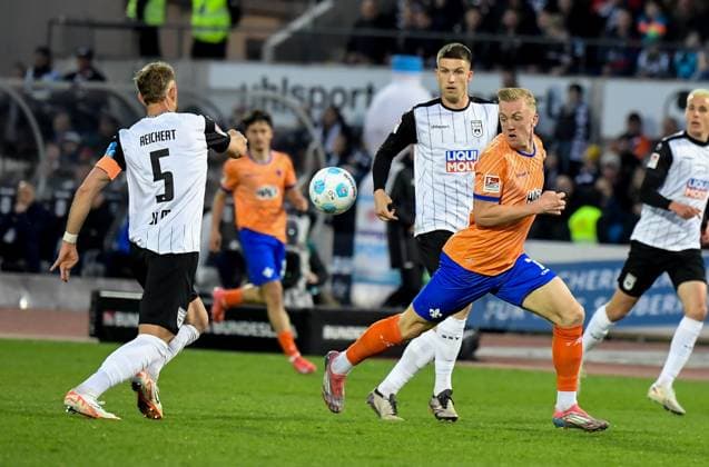 28.03.2025, xemx, Fussball 2.Bundesliga, SSV Ulm 1846 - SV Darmstadt 98 v.l. Johannes Reichert (SSV Ulm 1846), Isac Lidberg (SV Darmstadt 98) Zweikampf, Aktion, action, battle for the ball (DFL DFB REGULATIONS PROHIBIT ANY USE OF PHOTOGRAPHS as IMAGE SEQUENCES and or QUASI-VIDEO) Ulm