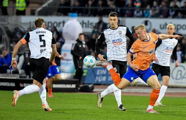 28.03.2025, xemx, Fussball 2.Bundesliga, SSV Ulm 1846 - SV Darmstadt 98 v.l. Johannes Reichert (SSV Ulm 1846), Tom Gaal (SSV Ulm 1846), Isac Lidberg (SV Darmstadt 98) Zweikampf, Aktion, action, battle for the ball (DFL DFB REGULATIONS PROHIBIT ANY USE OF PHOTOGRAPHS as IMAGE SEQUENCES and or QUASI-VIDEO) Ulm