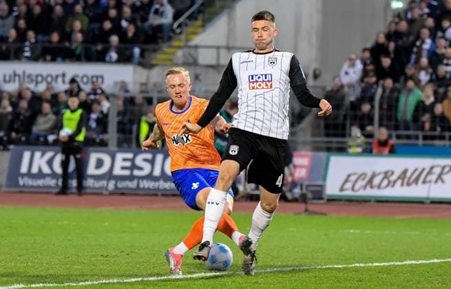 28.03.2025, xemx, Fussball 2.Bundesliga, SSV Ulm 1846 - SV Darmstadt 98 v.l. Isac Lidberg (SV Darmstadt 98), Tom Gaal (SSV Ulm 1846) Zweikampf, Aktion, action, battle for the ball (DFL DFB REGULATIONS PROHIBIT ANY USE OF PHOTOGRAPHS as IMAGE SEQUENCES and or QUASI-VIDEO) Ulm