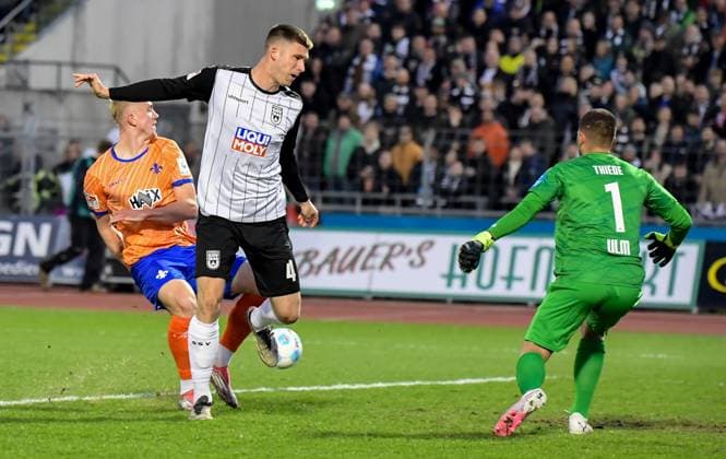 28.03.2025, xemx, Fussball 2.Bundesliga, SSV Ulm 1846 - SV Darmstadt 98 v.l. Isac Lidberg (SV Darmstadt 98), Tom Gaal (SSV Ulm 1846), Niclas Thiede (SSV Ulm 1846) Zweikampf, Aktion, action, battle for the ball (DFL DFB REGULATIONS PROHIBIT ANY USE OF PHOTOGRAPHS as IMAGE SEQUENCES and or QUASI-VIDEO) Ulm