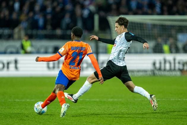 Merveille Papela (SV Darmstadt 98, 21), Max Brandt (SSV Ulm 1846 Fussball, 23), GER, SSV Ulm 1846 Fussball vs. Darmstadt 98, Fussball, 2. Bundesliga, 27. Spieltag, Spielzeit 2024 2025, 28.03.2025, DFL DFB REGULATIONS PROHIBIT ANY USE OF PHOTOGRAPHS AS IMAGE SEQUENCES AND OR QUASI-VIDEO, Eibner-Pressefoto Sascha Walther GER, SSV Ulm 1846 Fussball vs. Darmstadt 98, Fussball, 2. Bundesliga, 27. Spieltag, Spielzeit 2024 2025, 28.03.2025 Ulm