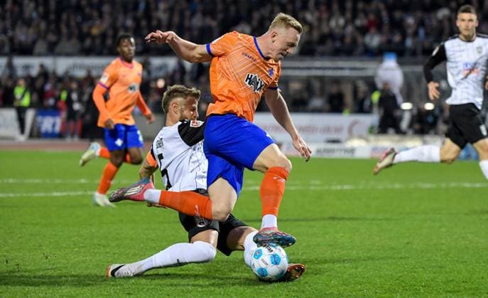 28.03.2025, xemx, Fussball 2.Bundesliga, SSV Ulm 1846 - SV Darmstadt 98 v.l. Johannes Reichert (SSV Ulm 1846), Isac Lidberg (SV Darmstadt 98) Zweikampf, Aktion, action, battle for the ball (DFL DFB REGULATIONS PROHIBIT ANY USE OF PHOTOGRAPHS as IMAGE SEQUENCES and or QUASI-VIDEO) Ulm
