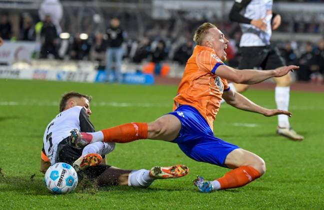 28.03.2025, xemx, Fussball 2.Bundesliga, SSV Ulm 1846 - SV Darmstadt 98 v.l. Johannes Reichert (SSV Ulm 1846), Isac Lidberg (SV Darmstadt 98) Zweikampf, Aktion, action, battle for the ball (DFL DFB REGULATIONS PROHIBIT ANY USE OF PHOTOGRAPHS as IMAGE SEQUENCES and or QUASI-VIDEO) Ulm