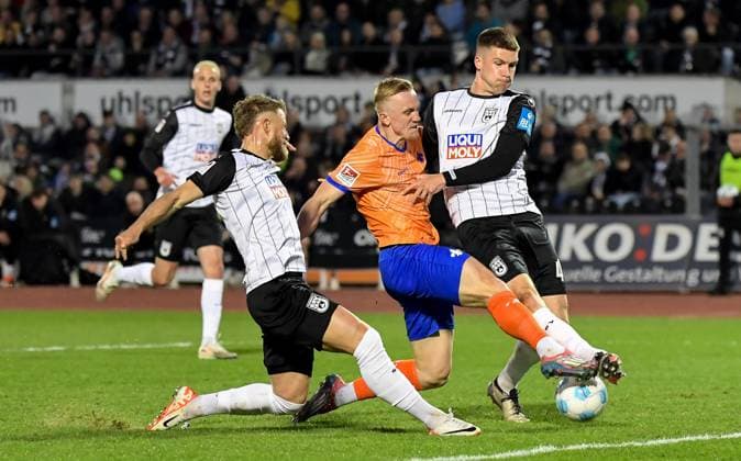 28.03.2025, xemx, Fussball 2.Bundesliga, SSV Ulm 1846 - SV Darmstadt 98 v.l. Johannes Reichert (SSV Ulm 1846), Isac Lidberg (SV Darmstadt 98), Tom Gaal (SSV Ulm 1846) Zweikampf, Aktion, action, battle for the ball (DFL DFB REGULATIONS PROHIBIT ANY USE OF PHOTOGRAPHS as IMAGE SEQUENCES and or QUASI-VIDEO) Ulm