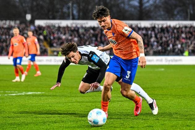 GER, 2. BL, SSV Ulm 1846 vs SV Darmstadt 98 28.03.2025, Donaustadion, Ulm, GER, 2. BL, SSV Ulm 1846 vs SV Darmstadt 98, im Bild Guillermo Bueno Lopez (Darmstadt, 3) setzt sich gegen Max Julian Brandt (SSV Ulm, 23) durch