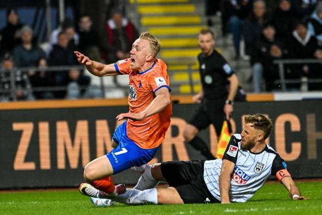 GER, 2. BL, SSV Ulm 1846 vs SV Darmstadt 98 28.03.2025, Donaustadion, Ulm, GER, 2. BL, SSV Ulm 1846 vs SV Darmstadt 98, im Bild Johannes Reichert (SSV Ulm, 5) trennt Isac Lidberg (Darmstadt, 7) fair vom Ball