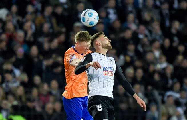 28.03.2025, xemx, Fussball 2.Bundesliga, SSV Ulm 1846 - SV Darmstadt 98 v.l. Clemens Riedel (SV Darmstadt 98), Felix Higl (SSV Ulm 1846) Zweikampf, Aktion, action, battle for the ball (DFL DFB REGULATIONS PROHIBIT ANY USE OF PHOTOGRAPHS as IMAGE SEQUENCES and or QUASI-VIDEO) Ulm