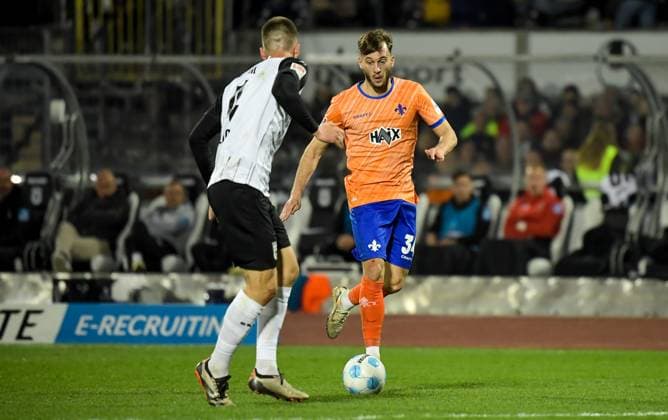 28.03.2025, xemx, Fussball 2.Bundesliga, SSV Ulm 1846 - SV Darmstadt 98 v.l. Tom Gaal (SSV Ulm 1846), Killian Corredor (SV Darmstadt 98) Zweikampf, Aktion, action, battle for the ball (DFL DFB REGULATIONS PROHIBIT ANY USE OF PHOTOGRAPHS as IMAGE SEQUENCES and or QUASI-VIDEO) Ulm