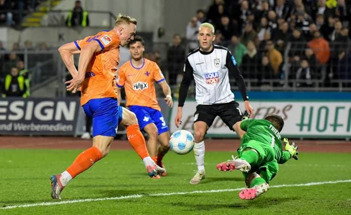 28.03.2025, xemx, Fussball 2.Bundesliga, SSV Ulm 1846 - SV Darmstadt 98 v.l. Isac Lidberg (SV Darmstadt 98), Niclas Thiede (SSV Ulm 1846) Zweikampf, Aktion, action, battle for the ball (DFL DFB REGULATIONS PROHIBIT ANY USE OF PHOTOGRAPHS as IMAGE SEQUENCES and or QUASI-VIDEO) Ulm