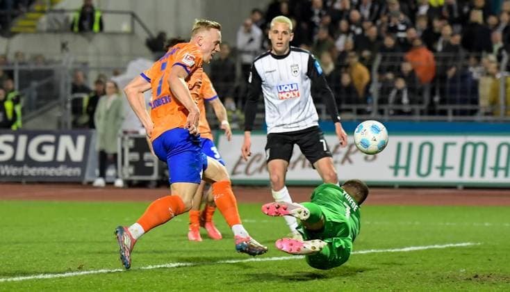 28.03.2025, xemx, Fussball 2.Bundesliga, SSV Ulm 1846 - SV Darmstadt 98 v.l. Isac Lidberg (SV Darmstadt 98), Niclas Thiede (SSV Ulm 1846) Zweikampf, Aktion, action, battle for the ball (DFL DFB REGULATIONS PROHIBIT ANY USE OF PHOTOGRAPHS as IMAGE SEQUENCES and or QUASI-VIDEO) Ulm