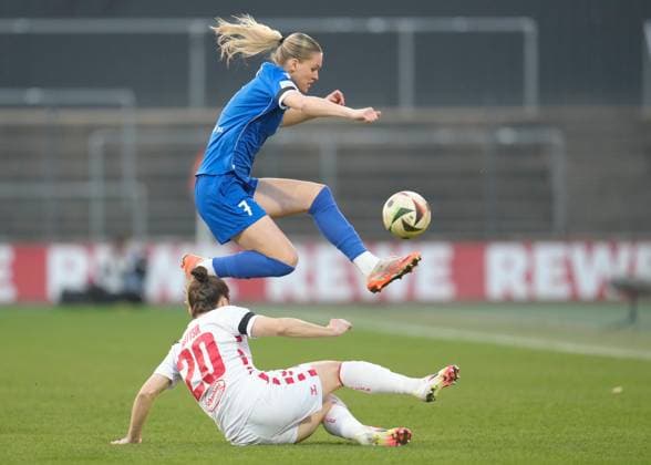 Sylwia Matysik (1. FC Koeln, 20) und Melina Reuter (FC Carl Zeiss Jena, 7) GER, 1. FC Koeln vs FC Carl Zeiss Jena, Fussball, Google Pixel Frauen Bundesliga, 18. Spieltag, Saison 2024 2025, 28.03.2025 DFL REGULATIONS PROHIBIT ANY USE OF PHOTOGRAPHS AS IMAGE SEQUENCES AND OR QUASI-VIDEO GER, 1. FC Koeln vs FC Carl Zeiss Jena, Fussball, Google Pixel Frauen Bundesliga, 18. Spieltag, Saison 2024 2025, 28.03.2025 Koeln Copyright: xEibner-Pressefoto ScottxColemanx EP_SCN