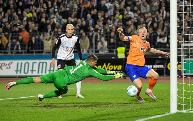 28.03.2025, xemx, Fussball 2.Bundesliga, SSV Ulm 1846 - SV Darmstadt 98 v.l. Niclas Thiede (SSV Ulm 1846), Isac Lidberg (SV Darmstadt 98) Zweikampf, Aktion, action, battle for the ball (DFL DFB REGULATIONS PROHIBIT ANY USE OF PHOTOGRAPHS as IMAGE SEQUENCES and or QUASI-VIDEO) Ulm