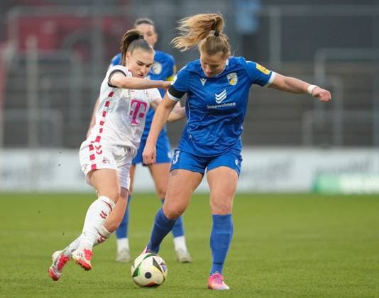Anna-Lena Stolze (1. FC Koeln, 7) gegen Toma Ihlenburg (FC Carl Zeiss Jena, 3) GER, 1. FC Koeln vs FC Carl Zeiss Jena, Fussball, Google Pixel Frauen Bundesliga, 18. Spieltag, Saison 2024 2025, 28.03.2025 DFL REGULATIONS PROHIBIT ANY USE OF PHOTOGRAPHS AS IMAGE SEQUENCES AND OR QUASI-VIDEO GER, 1. FC Koeln vs FC Carl Zeiss Jena, Fussball, Google Pixel Frauen Bundesliga, 18. Spieltag, Saison 2024 2025, 28.03.2025 Koeln Copyright: xEibner-Pressefoto ScottxColemanx EP_SCN