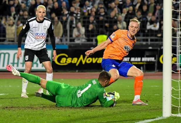 28.03.2025, xemx, Fussball 2.Bundesliga, SSV Ulm 1846 - SV Darmstadt 98 v.l. Niclas Thiede (SSV Ulm 1846), Isac Lidberg (SV Darmstadt 98) Zweikampf, Aktion, action, battle for the ball (DFL DFB REGULATIONS PROHIBIT ANY USE OF PHOTOGRAPHS as IMAGE SEQUENCES and or QUASI-VIDEO) Ulm