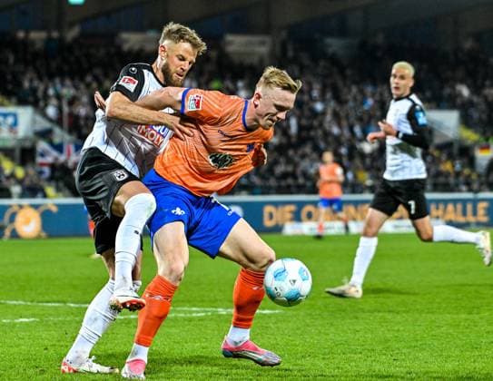 GER, 2. BL, SSV Ulm 1846 vs SV Darmstadt 98 28.03.2025, Donaustadion, Ulm, GER, 2. BL, SSV Ulm 1846 vs SV Darmstadt 98, im Bild Johannes Reichert (SSV Ulm, 5), Isac Lidberg (Darmstadt, 7), Kampf um den Ball
