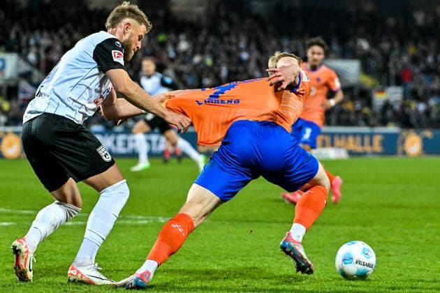 GER, 2. BL, SSV Ulm 1846 vs SV Darmstadt 98 28.03.2025, Donaustadion, Ulm, GER, 2. BL, SSV Ulm 1846 vs SV Darmstadt 98, im Bild Johannes Reichert (SSV Ulm, 5) haelt Isac Lidberg (Darmstadt, 7) am Trikot fest