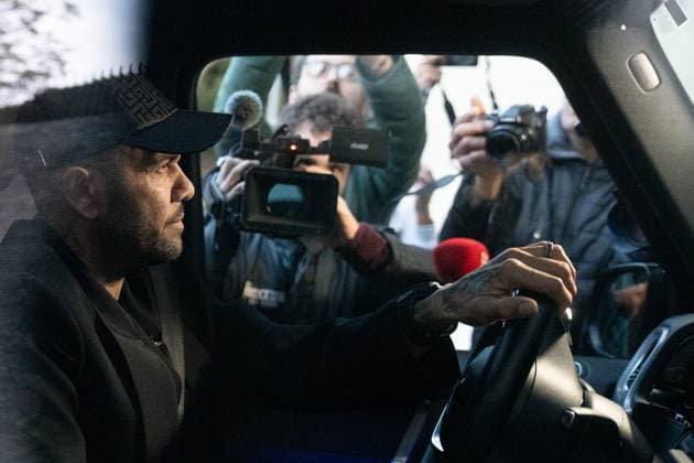 El TSJC absuelve a Dani Alves del delito de agresión sexual por el que fue condenado El exfutbolista Dani Alves conduce su coche, a 28 de marzo de 2025, en Esplugues de Llobregat, Barcelona, Cataluna (Espana). La Sección de Apelaciones del Tribunal Superior de Justicia de Catalunya ha revocado por unanimidad la sentencia que condenó al exjugador del FC Barcelona, Barca Dani Alves, a 4 anos y 6 meses de prisión por la agresión sexual a una joven en la discoteca Sutton en diciembre de 2022. 28 MARZO 2025;CATALUNYA;ALVES;FUTBOLISTA;JUICIO; Esplugues de Llobregat, Barcelon Esplugues de Llobregat, Barcelon Espana Copyright: xDavidxZorrakinox 6610311