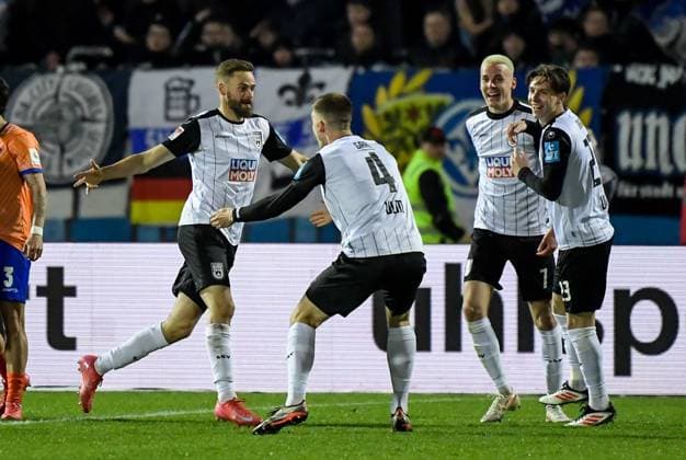 28.03.2025, xemx, Fussball 2.Bundesliga, SSV Ulm 1846 - SV Darmstadt 98 v.l. Lucas Roeser (SSV Ulm 1846) Jubel, Torjubel, celebrate the goal, jubelt ueber das Tor zum 1:0 (DFL DFB REGULATIONS PROHIBIT ANY USE OF PHOTOGRAPHS as IMAGE SEQUENCES and or QUASI-VIDEO) Ulm