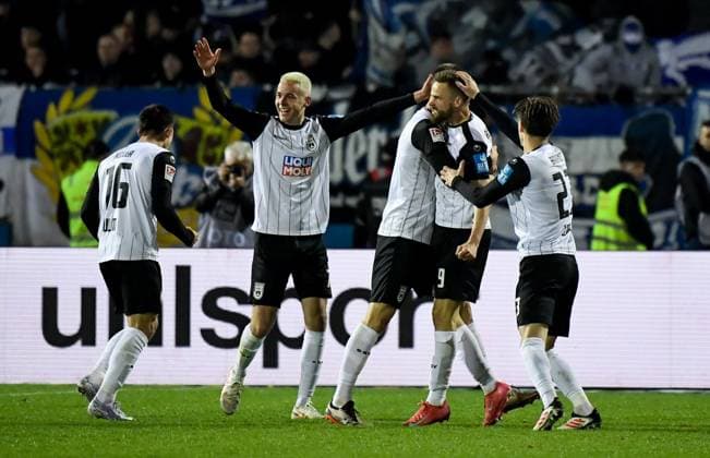 28.03.2025, xemx, Fussball 2.Bundesliga, SSV Ulm 1846 - SV Darmstadt 98 v.l. Lucas Roeser (SSV Ulm 1846) Jubel, Torjubel, celebrate the goal, jubelt ueber das Tor zum 1:0 (DFL DFB REGULATIONS PROHIBIT ANY USE OF PHOTOGRAPHS as IMAGE SEQUENCES and or QUASI-VIDEO) Ulm