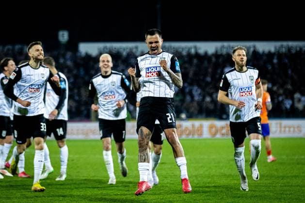 Fußball - Herren - 2. Bundesliga - 27. Spieltag - Saison 2024 2025 - SSV Ulm 1846 Fußball vs. SV Darmstadt 98 28.03.2025 Torjubel nach dem Tor zum 2:0 durch Torschütze 21 Oliver Batista Meier (SSV Ulm 1846 Fußball). V.l. 33 Felix Higl (SSV Ulm 1846 Fußball), 21 Oliver Batista Meier (SSV Ulm 1846 Fußball) , 5 Johannes Reichert (C, SSV Ulm 1846 Fußball) DFL regulations prohibit any use of photographs as image sequences and or quasi-video Ulm Donaustadion Baden-Württemberg Deutschland