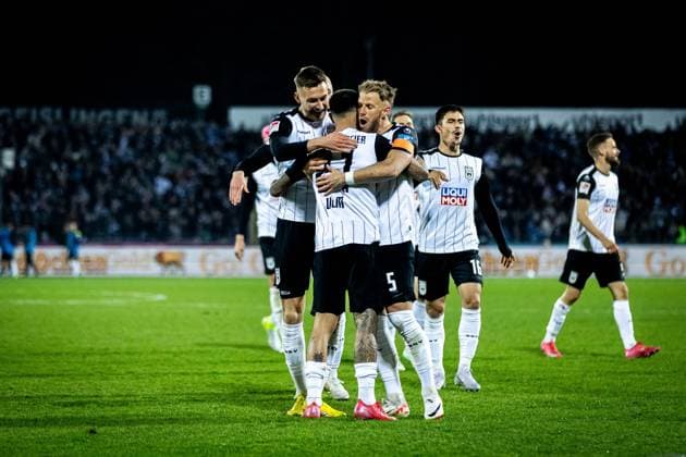 Sport Bilder des Tages Fußball - Herren - 2. Bundesliga - 27. Spieltag - Saison 2024 2025 - SSV Ulm 1846 Fußball vs. SV Darmstadt 98 28.03.2025 Torjubel nach dem Tor zum 2:0 durch Torschütze 21 Oliver Batista Meier (SSV Ulm 1846 Fußball). V.l. 33 Felix Higl (SSV Ulm 1846 Fußball), 21 Oliver Batista Meier (SSV Ulm 1846 Fußball) , 5 Johannes Reichert (C, SSV Ulm 1846 Fußball) DFL regulations prohibit any use of photographs as image sequences and or quasi-video Ulm Donaustadion Baden-Württemberg Deutschland