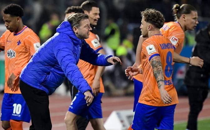 28.03.2025, xemx, Fussball 2.Bundesliga, SSV Ulm 1846 - SV Darmstadt 98 v.l. Cheftrainer Florian Kohfeldt (SV Darmstadt 98) gibt Anweisungen, gestikuliert mit den Armen, gesticulate, gives instructions (DFL DFB REGULATIONS PROHIBIT ANY USE OF PHOTOGRAPHS as IMAGE SEQUENCES and or QUASI-VIDEO) Ulm