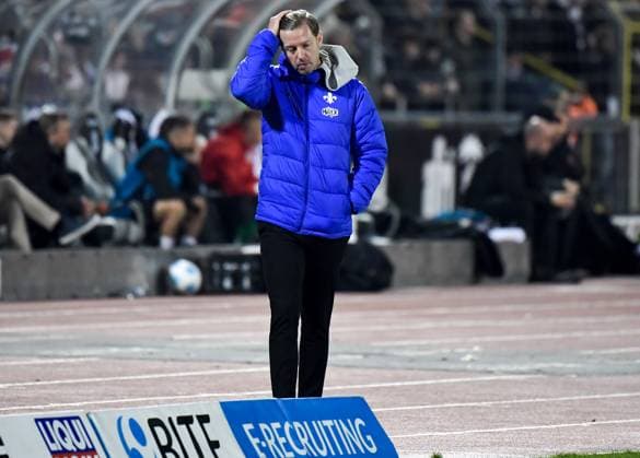 28.03.2025, xemx, Fussball 2.Bundesliga, SSV Ulm 1846 - SV Darmstadt 98 v.l. Cheftrainer Florian Kohfeldt (SV Darmstadt 98) enttaeuscht, enttaeuscht schauend, dissapointed, traurig, frustriert (DFL DFB REGULATIONS PROHIBIT ANY USE OF PHOTOGRAPHS as IMAGE SEQUENCES and or QUASI-VIDEO) Ulm