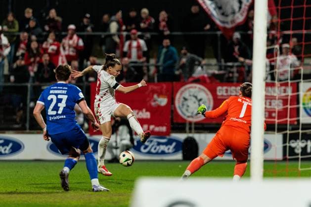 Google Pixel Frauen-Bundesliga, 1. FC Köln - FC Carl Zeiss Jena; 28.03.2025 Zweikampf Gwendolyn Mummert (FC Carl Zeiss Jena, 27), Dora Zeller (1. FC Köln, 19), Mariella El Sherif (FC Carl Zeiss Jena, 1) Google Pixel Frauen-Bundesliga, 1. FC Köln - FC Carl Zeiss Jena, Köln, Franz-Kremer-Stadion am 28.03.2025 DFB REGULATIONS PROHIBIT ANY USE OF PHOTOGRAPHS AS IMAGE SEQUENCES AND OR QUASI-VIDEO. Copyright: xBEAUTIFULxSPORTS Wunderlx