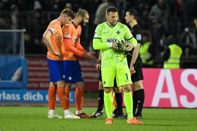 28.03.2025, xemx, Fussball 2.Bundesliga, SSV Ulm 1846 - SV Darmstadt 98 v.l. Mannschaft, Spieler, enttaeuscht, enttaeuscht schauend nach Spielende, dissapointed at the end of the match (DFL DFB REGULATIONS PROHIBIT ANY USE OF PHOTOGRAPHS as IMAGE SEQUENCES and or QUASI-VIDEO) Ulm
