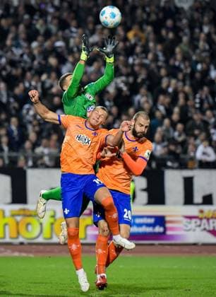 28.03.2025, xemx, Fussball 2.Bundesliga, SSV Ulm 1846 - SV Darmstadt 98 v.l. Niclas Thiede (SSV Ulm 1846), Fynn Lakenmacher (SV Darmstadt 98), Aleksandar Vukotic (SV Darmstadt 98) Zweikampf, Aktion, action, battle for the ball (DFL DFB REGULATIONS PROHIBIT ANY USE OF PHOTOGRAPHS as IMAGE SEQUENCES and or QUASI-VIDEO) Ulm