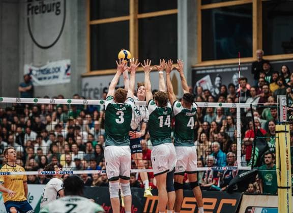 Volleyball Herren Saison 2024 2025 Volleyball Bundesliga Playoff Viertelfinale Spiel 2 FT 1844 Freiburg vs. SVG Lüneburg 28.03.2025 Oskar Alve Espeland ( 9 SVG Lüneburg) gegen den Block von Yannick Harms ( 3 FT 1844 Freiburg), Charles Figy ( 14 FT 1844 Freiburg) und Kevin Kobrine ( 4 FT 1844 Freiburg) Freiburg i.Br. Act-Now-Arena Baden-Würtemberg Deutschland