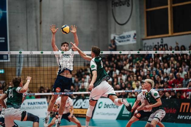 Volleyball Herren Saison 2024 2025 Volleyball Bundesliga Playoff Viertelfinale Spiel 2 FT 1844 Freiburg vs. SVG Lüneburg 28.03.2025 Anton Jung ( 8 FT 1844 Freiburg) gegen Simon Torwie ( 1 SVG Lüneburg) Freiburg i.Br. Act-Now-Arena Baden-Würtemberg Deutschland