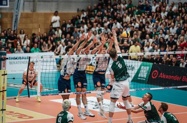 Sport Bilder des Tages Volleyball Herren Saison 2024 2025 Volleyball Bundesliga Playoff Viertelfinale Spiel 2 FT 1844 Freiburg vs. SVG Lüneburg 28.03.2025 Anton Jung ( 8 FT 1844 Freiburg) gegen den Block von Xander Wolf Wassenaar Ketrzynski ( 11 SVG Lüneburg), Joscha Kunstmann ( 7 SVG Lüneburg) und Theo Mohwinkel ( 8 SVG Lüneburg) Freiburg i.Br. Act-Now-Arena Baden-Würtemberg Deutschland