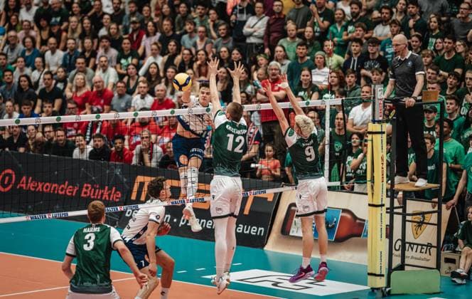 Volleyball Herren Saison 2024 2025 Volleyball Bundesliga Playoff Viertelfinale Spiel 2 FT 1844 Freiburg vs. SVG Lüneburg 28.03.2025 Theo Mohwinkel ( 8 SVG Lüneburg) gegen den Block von Liam Kristjanson ( 12 FT 1844 Freiburg) und Fabian Hosch ( 9 FT 1844 Freiburg) Freiburg i.Br. Act-Now-Arena Baden-Würtemberg Deutschland
