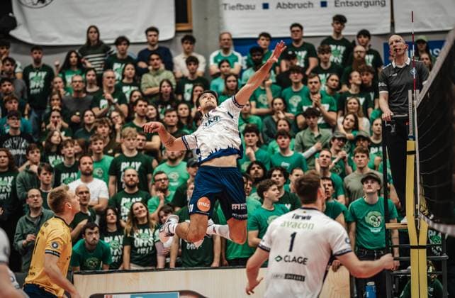 Volleyball Herren Saison 2024 2025 Volleyball Bundesliga Playoff Viertelfinale Spiel 2 FT 1844 Freiburg vs. SVG Lüneburg 28.03.2025 Xander Wolf Wassenaar Ketrzynski ( 11 SVG Lüneburg) greift den Ball an Freiburg i.Br. Act-Now-Arena Baden-Würtemberg Deutschland